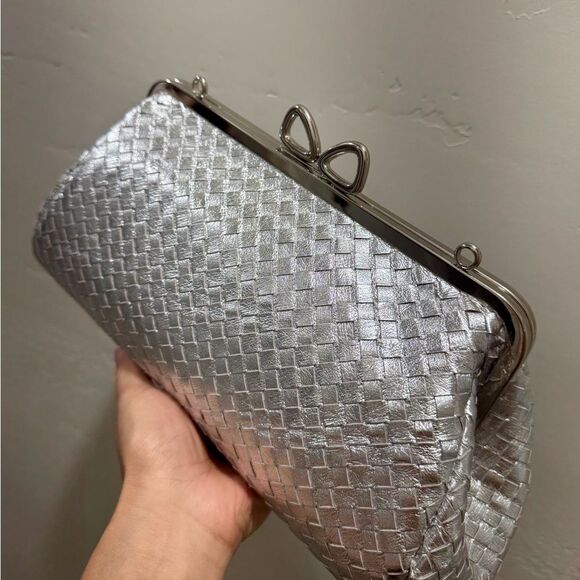 Silver Woven Leather Handmade Unique Bow Shaped Kisslock Baguette Bag/Crossbody - Picture 13 of 16